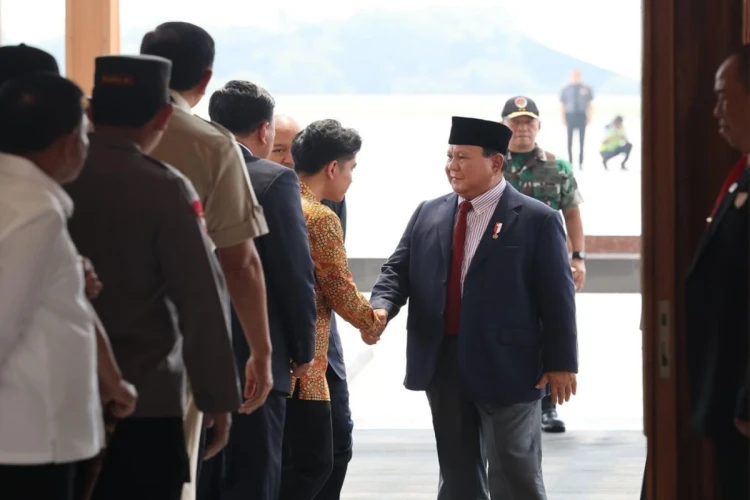 Foto Presiden Prabowo Subianto bersalaman dengan Wapres Gibran Rakabuming Raka ketika hendak lakukan kunjungan kerja ke luar negeri