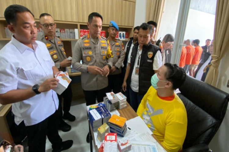 Kapolres Metro Jakarta Barat, Kombes Pol M Syahduddi memimpin penggerebekan markas judi online di sebuah rumah kawasan Cengkareng.