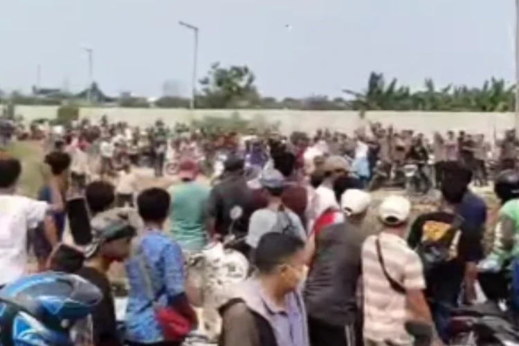 Tangkap layar video kumpulan massa yang mengamuk di Desa Salembaran Jaya, Kecamatan Teluknaga, Kabupaten Tangerang
