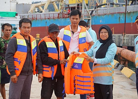 Ket. Foto: KUPP Kelas III Lapuko Membagikan Jaket Pelampung kepada Nelayan-Nelayan di Kabupaten Konawe Selatan