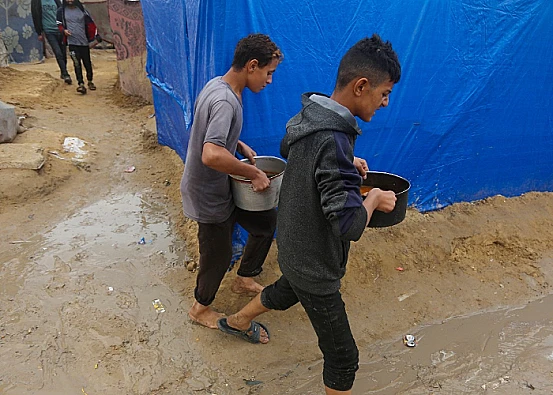 Ket. Foto: Sejumlah Guru dan Siswa Terluka Akibat Gas Air Mata Tentara Penjajah Israel