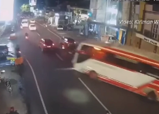 Tangkap layar video CCTV yang merekam kecelakaan bus pariwisata di Kota Batu