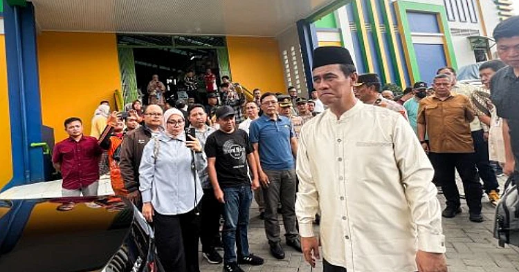 Potret Mentan Andi Amran Sulaiman saat melakukan sidak ke pasar dan menemukan pelanggaran penjualan Minyakita