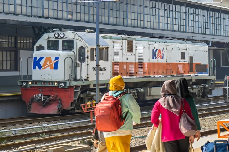 Ket. Foto: Dirut KAI Menyatakan jika Ketepatan Waktu Kereta Api saat Ini Mendekati 100 Persen