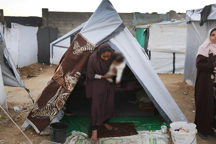Ket. Foto: Seorang Warga Palestina Mengakui Impian dan Kenangannya Hilang Karena Rumahnya di Khan Younis Hancur
