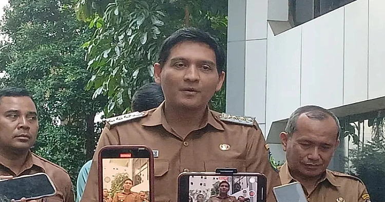 Potret Bupati Indramayu, Lucky Hakim ketika menyampaikan penjelasan kepada awak media