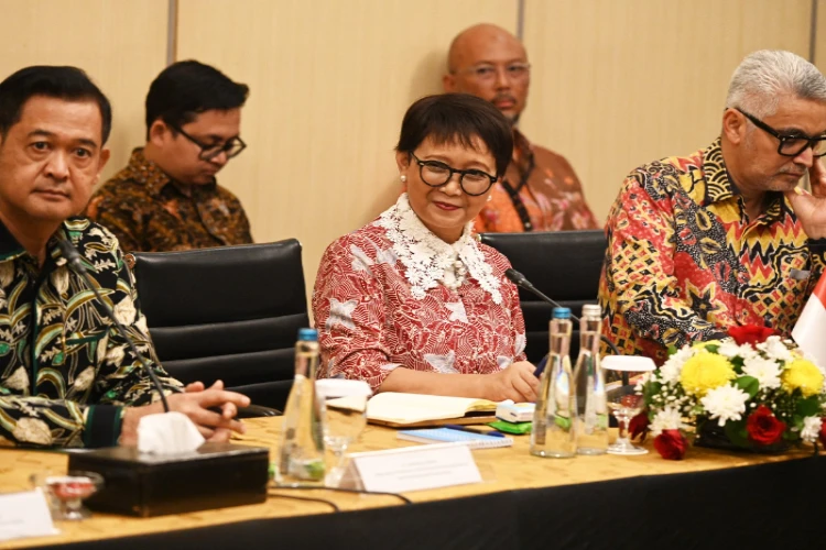 Ket. Foto: Retno Marsudi dan Menlu Papua Nugini Hari Ini Mengunjungi Wutung Primary School