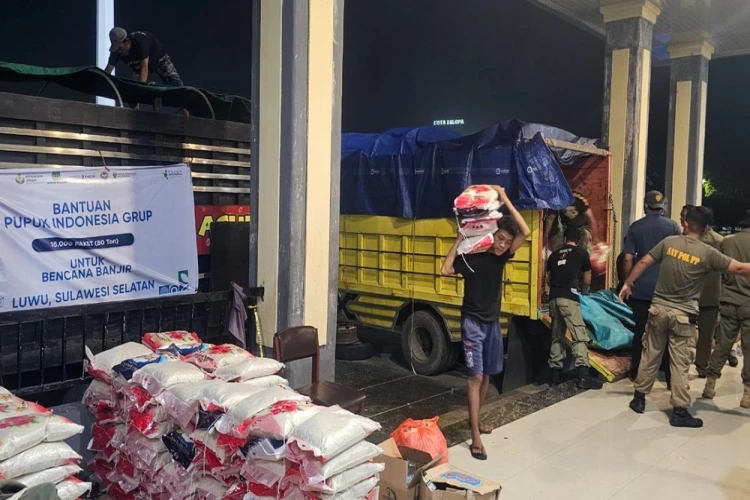 40 ton beras dikirimkan pemerintah pusat untuk membantu warga terdampak banjir dan longsor di Provinsi Sulawesi Selatan.