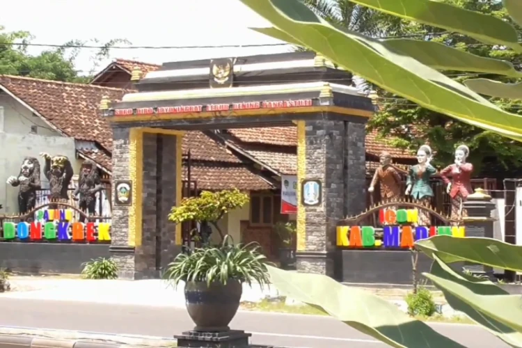 Ket Foto: Palang Mejayan di Madiun yang Penuh dengan Sejarah