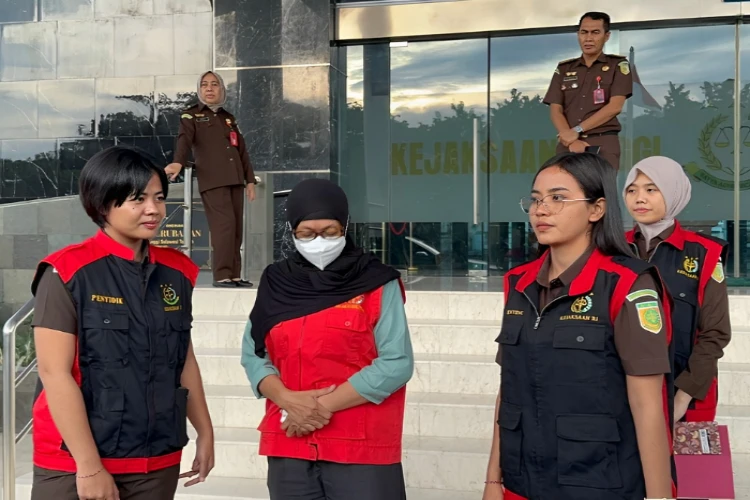 Ket. Foto: Tersangka Kasus Korupsi Dana Hibah Pilkada di Bawaslu Dilaporkan Ditahan di Kejaksaana Tinggi Sulawesi Tengah