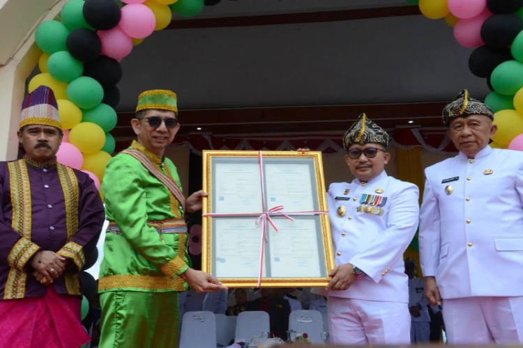 Ket. Foto: 30 Sertifikat Pencatatan Hak Cipta Karya kepada Pemda Kabupaten Banggai oleh Kanwil Kemenkumham Sulawesi Tengah