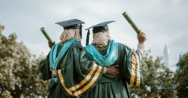 Ket. Foto ilustrasi pelajar yang sudah lulus dan mendapatkan ijazah
