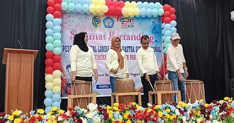 Ket. Foto potret pembukaan Olimpiade Olahraga Siswa Nasional (O2SN), Festival Lomba Seni dan Sastra Siswa Nasional (FLS3N), serta Gala Siswa Indonesia (GSI) untuk siswa-siswi SMP di Parimo