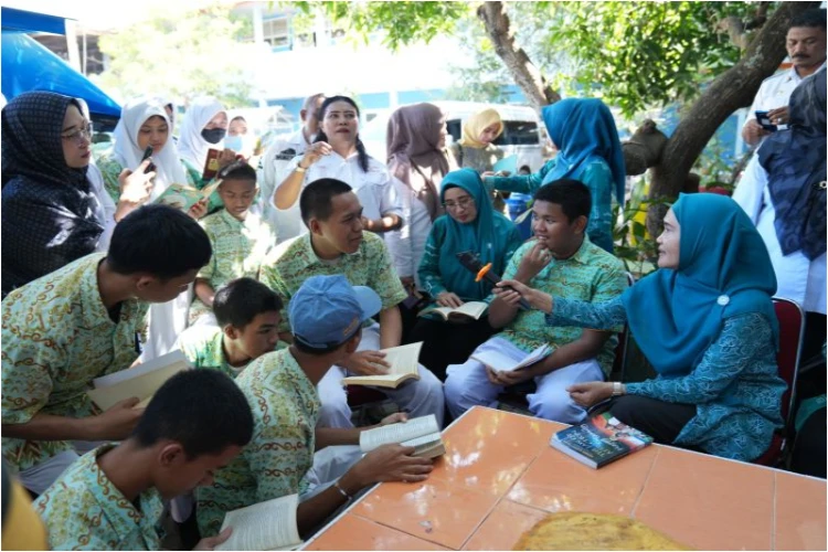 Ket. Foto: Dalam program PKK Goes to School, Tim Penggerak PKK Sulawesi Selatan Menyerahkan Bantuan dan Mengedukasi Pelajar