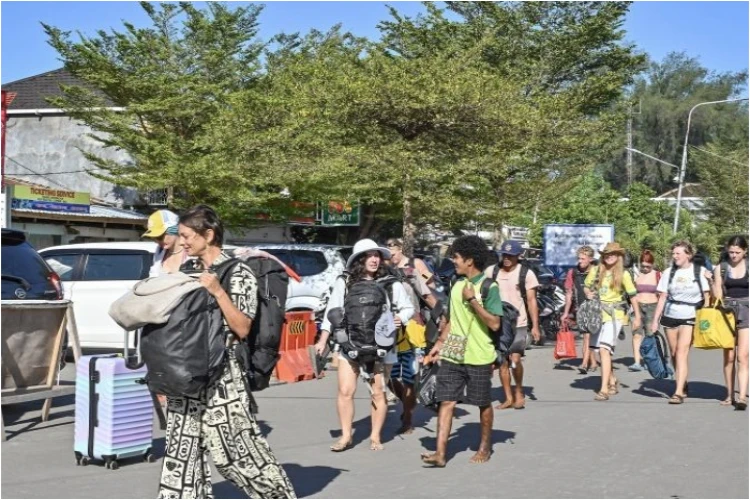 Ket. Foto: Cek Fisik terhadap Tempat Evakuasi Sementara di Lombok Utara Dilakukan oleh Tim Penyidik KPK