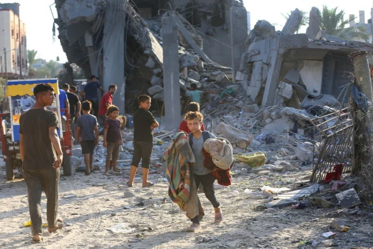 Ket. Foto: Sebuah Keluarga Palestina Dipaksa oleh Penjajah Israel untuk Menghancurkan Rumah Mereka Sendiri di Kota Az-Za’ayyem