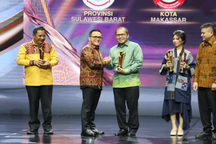 Ket. Foto: Penghargaan Pemimpin Daerah Diraih oleh Wali Kota Makassar dalam Mewujudkan Makassar Low Carbon City