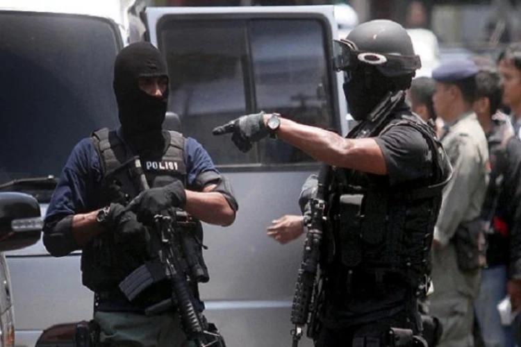 Tim Densus 88 Antiteror Polri mengamankan dua terduga teroris di Jakarta Barat.