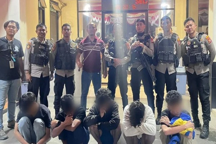 Sebanyak 11 remaja diduga akan tawuran ditangkap polisi di Jakarta Barat, ditemukan narkoba dan senjata tajam.