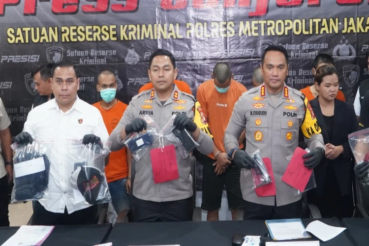 Polisi tangkap lima tersangka perampokan dengan kekerasan terhadap pengemudi ojol di Jakarta Barat. Senjata dan motor disita.