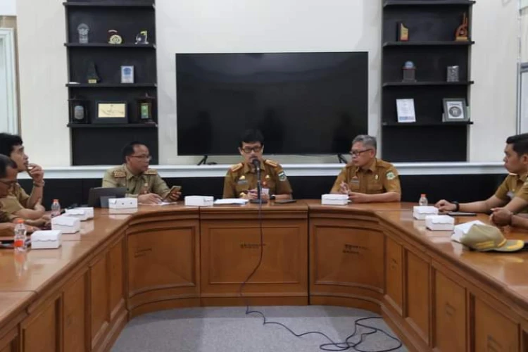 Ket. Foto: Sekretaris Daerah Pinrang Memimpin Rapat Persiapan Rangkaian Kegiatan Peringatan HUT Sulawesi Selatan ke 355