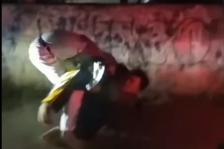 Tangkap layar video perkelahian antara dua pelajar SMP di Tangerang Selatan menggunakan penggaris mistar