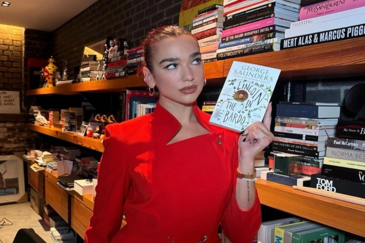 Foto penyanyi Dua Lipa yang bakal lakukan konser di Jakarta Indonesia, namun acaranya dibatalkan