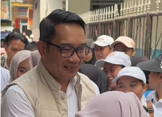 Tangkap layar cagub Jakarta nomor urut 1, Ridwan Kamil saat menyapa para warga setempat