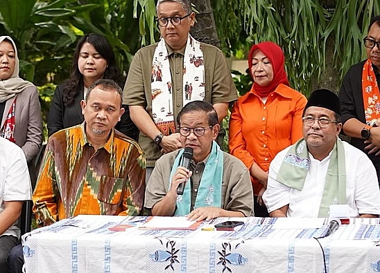 Foto ketika Cak Lontong melakukan konferensi pers bersama paslon Pramono Anung dan Rano Karno
