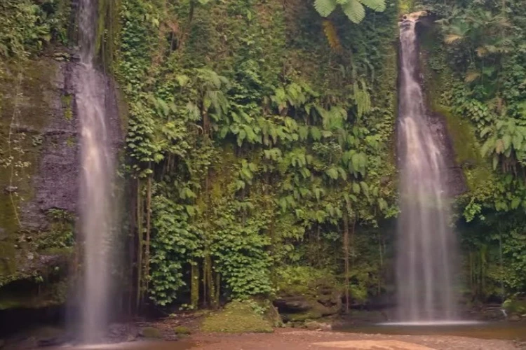 Ket Foto: Foto dari objek wisata Lombok, Air Terjun Benang Stokel (Foto/Youtube/Katadata Indonesia)