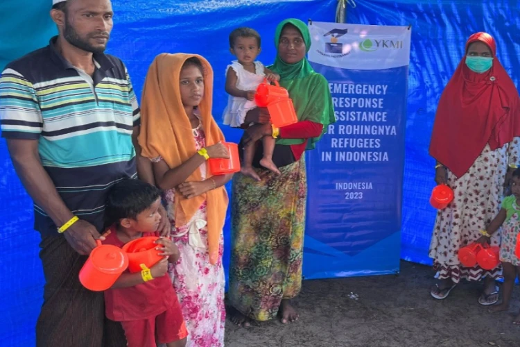 Ket. Foto: Pengungsi Rohingya yang Berada di Kantor Imigrasi Dumai Dikirimkan ke Rudenim Kemenkumham di Pekanbaru (Foto/X/@UNinIndonesia)