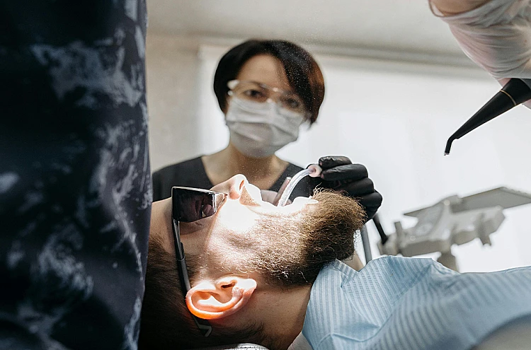 Ilustrasi ijazah petugas medis yang sedang melakukan cek Kesehatan gigi pasien