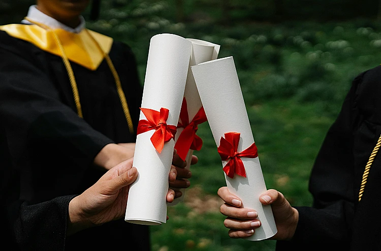 Ilustrasi ijazah kertas yang didapatkan oleh para siswa setelah lulus dari sekolah