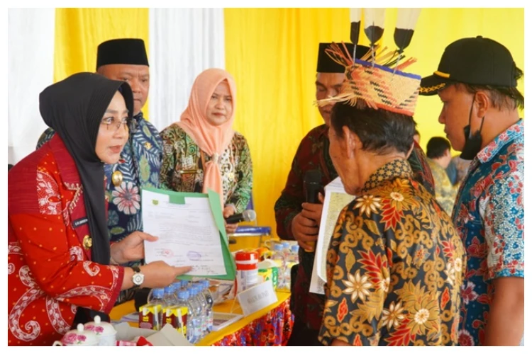 Ket foto: Penerimaan surat permohonan dari Kampung Long Ayan
