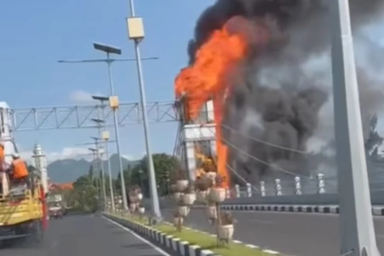 Kebakaran di Jembatan Brawijaya di Kota Kediri sempat mengakibatkan kemacetan.
