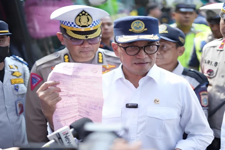 Ket. Foto: Menteri Perhubungan Menekankan Surat Kendaraan Wajib Dilengkapi oleh Pengemudi dan Operator