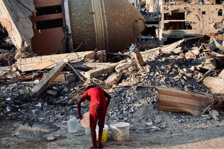 Ket. Foto: Lebih dari 100 Warga Palestina Meninggal dalam Serangan Penjajah Israel terhadap Sebuah Sekolah yang Terjadi Saat Orang-Orang sedang Melaksanakan Salat Subuh