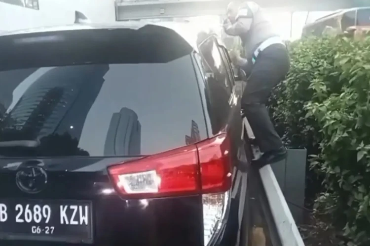 Pengendara kendaraan roda empat ditemukan meninggal dunia di dalam mobil dekat Gerbang Tol Kuningan.