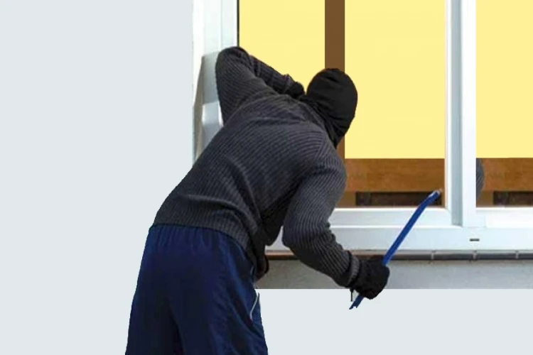 Seorang pelaku pencurian diamankan warga saat beraksi di rumah di kawasan Jatisari, Bekasi.