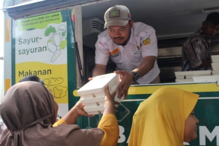 Ket. Foto: 1400 Paket Makanan Disalurkan oleh Baznas RI untuk Penyandang Disabilitas Mental dan Masyarakat Dhuafa di Bekasi