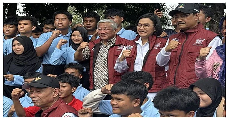 Menteri Sosial Saifullah Yusuf (kedua dari kanan) dan Menteri Keuangan Sri Mulyani (tengah) berpose bersama siswa saat meninjau Sekolah Rakyat Menengah Atas.