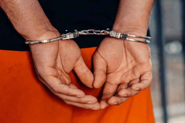 Polisi tangkap dua pelaku begal yang mengancam pensiunan TNI dan karyawan swasta di Bekasi dengan celurit.