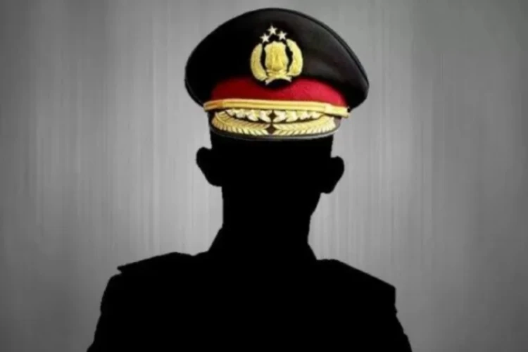 Ipda Rudy Soik mengungkap mafia BBM di NTT tapi justru dihukum. Kasusnya menimbulkan kontroversi di Polri.