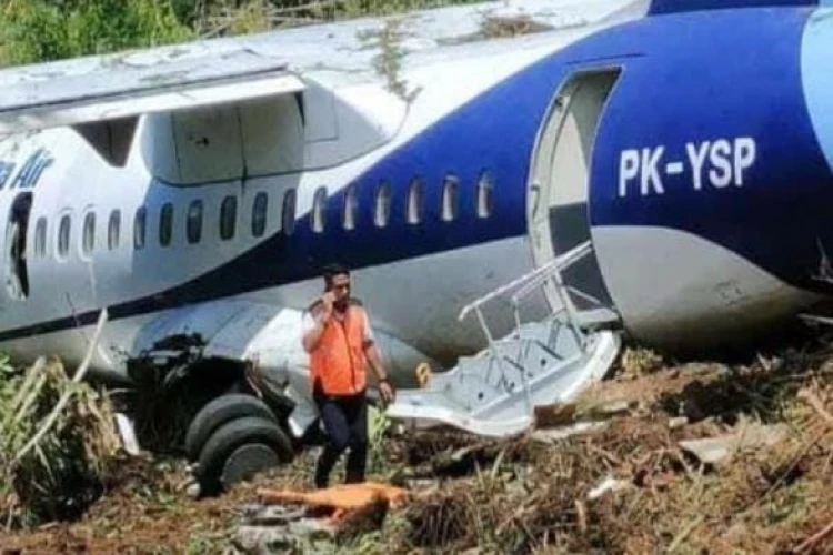 Pesawat Trigana Air tergelincir di Sentani. Kemenhub sedang investigasi. Semua penumpang selamat, beberapa mengalami luka.