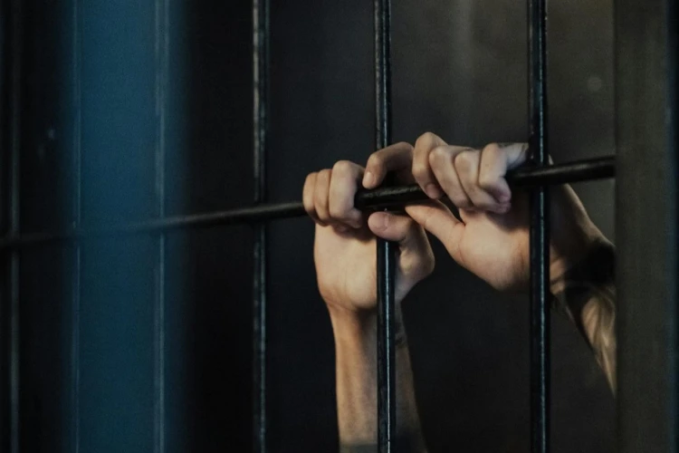Pria berusia 46 tahun diserang di Pamulang. Pelaku ditangkap setelah penyelidikan polisi.