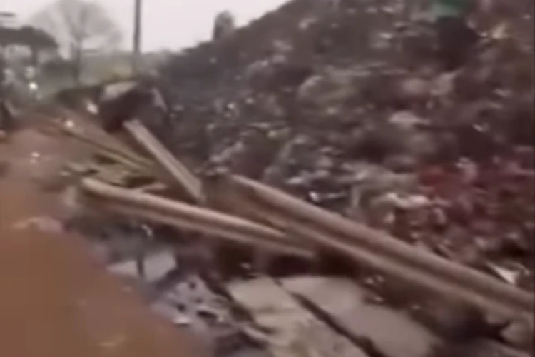 Tangkap layar tumpukan sampah di Bekasi yang longsor karena tembok penahan jebol