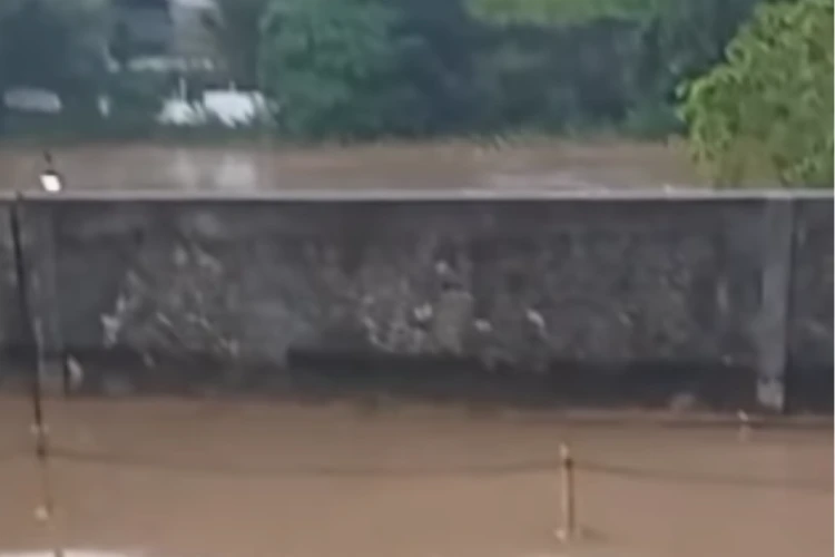 Tangkap layar genangan lumpur dan volume aliran air sungai yang tinggi di basement RS Anna Medika Bekasi
