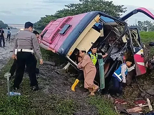 Bus Tiara Mas jurusan Jakarta-Surabaya terguling di Tol Solo-Ngawi kilometer 568-A di Desa Bangunrejo Kidul, Kedunggalar, Ngawi, Jawa Timur.