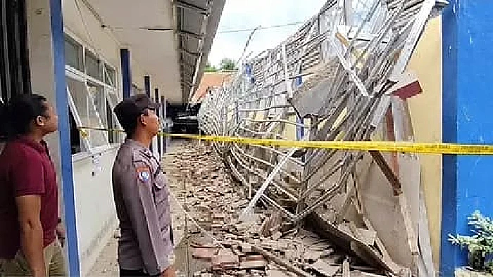 Atap dua ruangan di SMPN 1 Talun, Kabupaten Cirebon, Jawa Barat, ambruk pada Selasa, 10 Desember 2024.