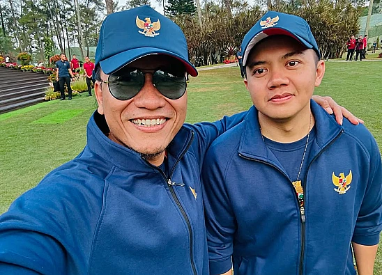 Potret pendakwah Gus Miftah yang baru-baru ini mengundurkan diri dari jabatan utusan khusus Presiden, sedang bersama dengan Mayor Teddy